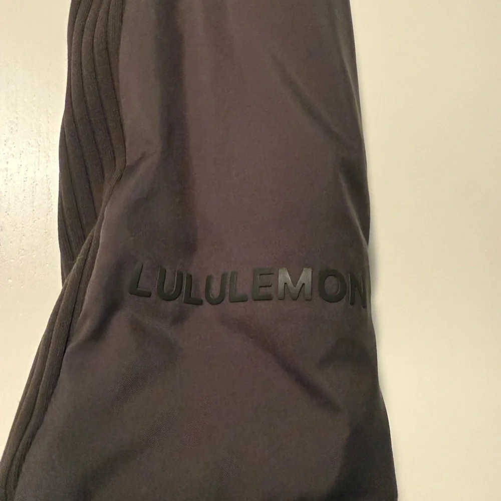 lululemon athletica sleek puffed